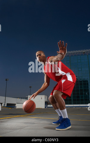 El jugador de baloncesto rebotando en la azotea Foto de stock