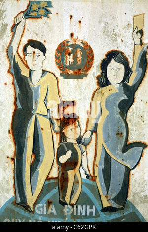 Rusty cartel de propaganda representando al grupo familiar donde un límite de dos hijos se fomenta. Foto de stock