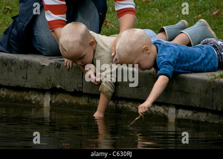 Toodlers jugando por una fuente en un parque de Copenhague Foto de stock