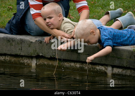 Toodlers jugando por una fuente en un parque de Copenhague Foto de stock