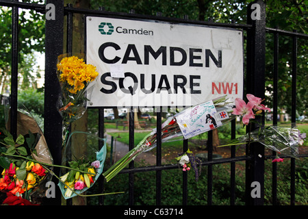 Flores dejadas por los dolientes en Camden Square fuera de la casa de Amy Winehouse tras su muerte, en Londres, Inglaterra Foto de stock