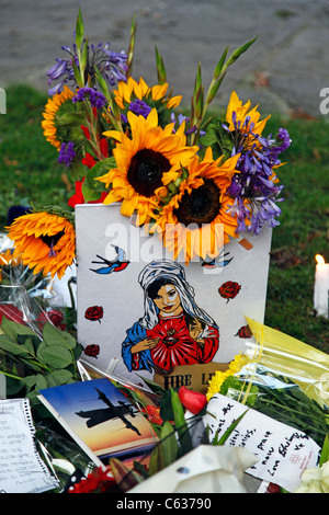 Flores dejadas por los dolientes en Camden Square fuera de la casa de Amy Winehouse tras su muerte, en Londres, Inglaterra Foto de stock