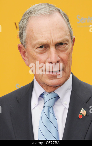 El alcalde de Nueva York, Michael Bloomberg, en la asistencia para el tercer período anual Veuve Clicquot Polo Classic, Governor's Island, Nueva York, NY Foto de stock
