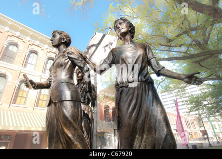 Memorial del sufragio femenino de Tennessee, esculpida en 2006 por Alan Lequire, Market Square en Knoxville, Tennessee, EE.UU. Foto de stock