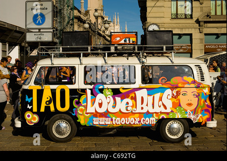 Volkswagen hippie camioneta estacionada en Milán