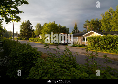 Casas en el suburbio finlandés en la tarde lluviosa en el verano, Finlandia Foto de stock