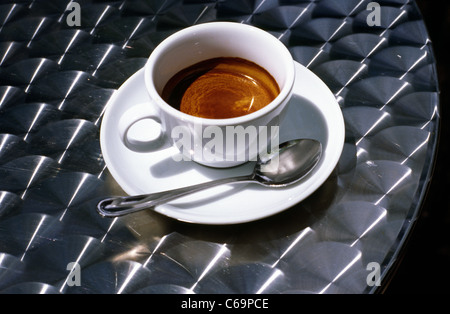 Simple Taza De Café Espresso Recién Hecho Doble Fotos, retratos, imágenes y  fotografía de archivo libres de derecho. Image 29163372