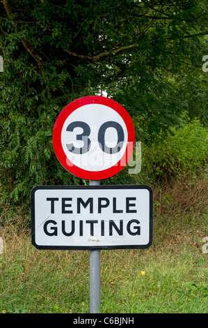 30 millas por hora el límite de velocidad de signo en la entrada al Templo Guiting village en Cotswolds, Gloucestershire, Inglaterra Foto de stock
