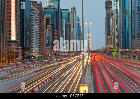 Los Emiratos Árabes Unidos, Dubai, Sheikh Zayed Road, el tráfico y los nuevos edificios en altura a lo largo de Dubai la carretera principal Foto de stock
