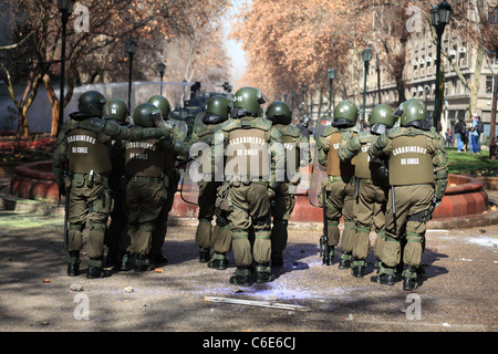 La policía antidisturbios chileno viendo manifestantes durante una huelga de estudiantes del centro de Santiago de Chile. Foto de stock