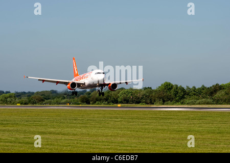 EasyJet aviones que aterrizan en el aeropuerto de Manchester Foto de stock