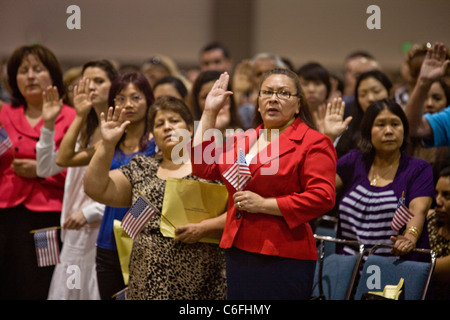 Los inmigrantes de diversas edades y nacionalidades el juramento de la ciudadanía de los Estados Unidos en Los Angeles.