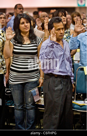 Los inmigrantes de diversas edades y nacionalidades el juramento de la ciudadanía de los Estados Unidos en Los Angeles. Foto de stock