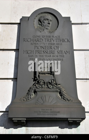 Placa de pared Memorial a Richard Trevithick inventor y pionero de vapor a alta presión Gower Street Londres England Reino Unido Foto de stock