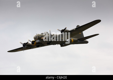 Un bombardero B17 Flying Fortress sobrecarga Shoreham aeródromo Foto de stock