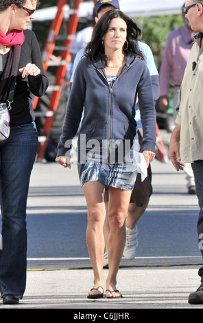 La actriz Courteney Cox en el set de su programa de televisión 'Cougar Town' de Culver City, California - 25.02.10 Foto de stock