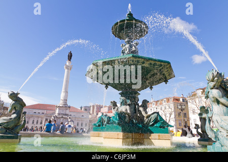 Fuente barroca en la plaza Rossio, la plaza más animada de Lisboa con cantos rodados de piedra ondulante patrón, Portugal