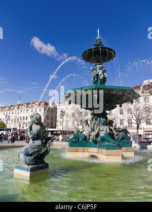 Fuente barroca en la plaza Rossio, la plaza más animada de Lisboa con cantos rodados de piedra ondulante patrón, Portugal