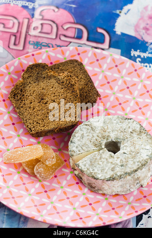 Rodajas de pan de jengibre con queso de cabra y gengibre confitado Foto de stock