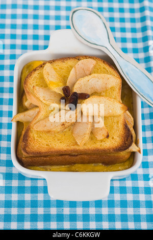Apple pudding de pan de canela Foto de stock