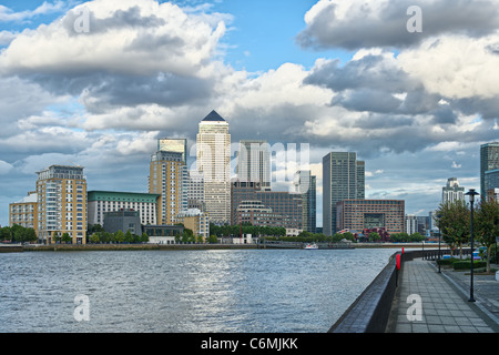 Canary Wharf, London's otro distrito financiero y de negocios, a través del río Támesis Foto de stock