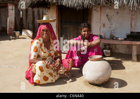 Dos mujeres Bisnoi en la aldea India de Rajasthan