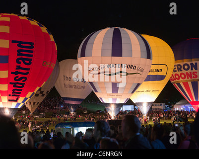 dh Bristol Balloon Festival ASHTON COURT FIESTA BRISTOL INGLATERRA Reino Unido Globos de aire caliente se iluminan en la exhibición nocturna de festivales internacionales Foto de stock