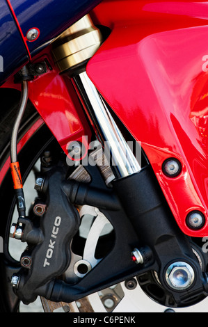Suzuki rueda delantera, los frenos y la suspensión . Detalle de motocicletas deportivas Foto de stock