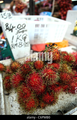 Detalle de Rambutan en un puesto de frutas en Chinatown. Foto de stock