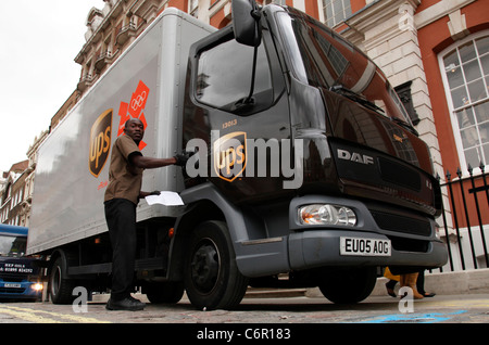 Un camión de entrega de UPS en Londres, Inglaterra, Reino Unido. Foto de stock