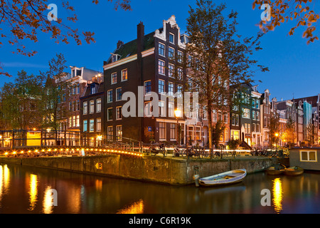 En Europa, los Países Bajos, Amsterdam, Canal al atardecer