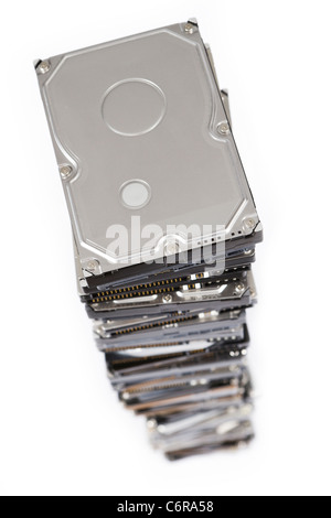 Pila de discos duros sobre fondo blanco. Vista superior con el enfoque selectivo. Foto de stock