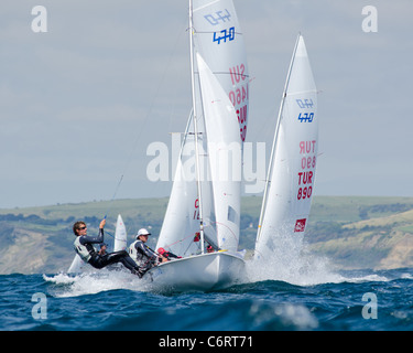 Los marineros compitiendo en los Juegos Olímpicos de Londres 2012 trial regata en Weymouth y Portland Foto de stock