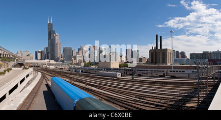 Vías de tren convergiendo justo al sur del centro de la ciudad de Chicago, Illinois, EE.UU. Foto de stock