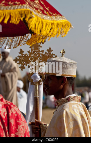 Los devotos cristianos ortodoxos sujetando la cruz de Lalibela en el Festival Timket. El Timkat (amhárico "bautismo") (también deletreado Timk