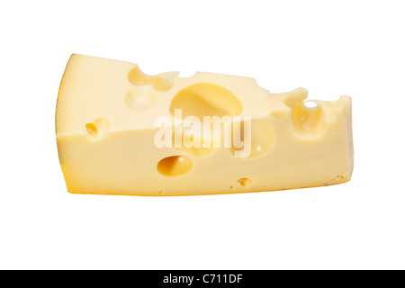 Trozo de queso de Radamer aislado sobre un fondo blanco. Foto de stock