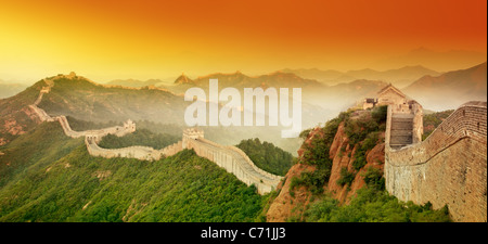 La Gran Muralla de China al amanecer. Foto de stock