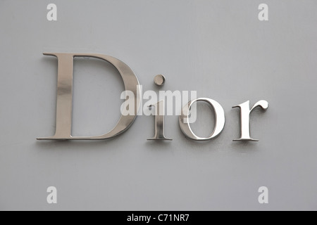 Logotipo de la marca Dior en tienda en París, Francia Foto de stock
