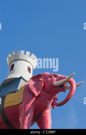 Estatua o escultura fuera del Elephant and Castle Shopping Center, en el sureste de Londres, con un cielo azul claro. Foto de stock