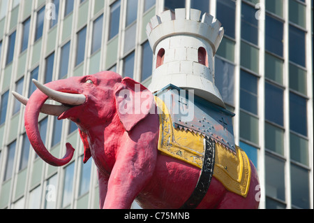 Estatua o escultura de un elefante con un castillo en la parte posterior, en la rotonda de Elephant and Castle en el sureste de Londres, Inglaterra. Foto de stock