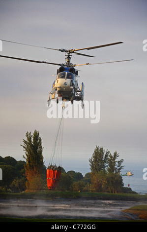 Kamov Ka-32A11BC helicóptero recogiendo agua, Cabopino Golf, Costa del Sol, Málaga, Andalucía, España, Europa Occidental.