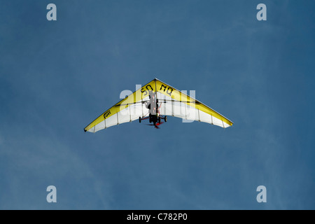 Mano-planeador en el cielo azul de Carolles (Normandía, Francia).
