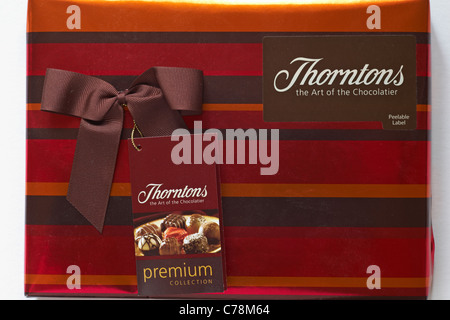 Caja de chocolates premium Thorntons colección sobre fondo blanco - el arte de la chocolatería Foto de stock