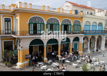 Gente sentada fuera y música en vivo en la Taberna de la Muralla Brewery Bar y restaurante en la Plaza Vieja de La Habana, Ciudad de La Habana C