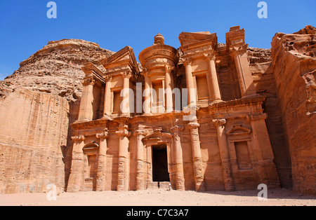 El monasterio, esculpidas en la roca, en Petra (Jordania)