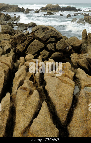 Costa rocas esculpidas por el mar y el viento Foto de stock