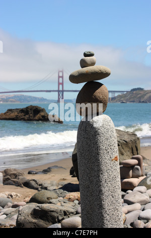 Rocas apiladas en China Beach, San Francisco, California, U.S.A. Foto de stock
