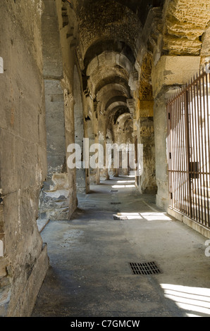 Corredor alrededor de un anfiteatro romano, Nimes, Francia Foto de stock