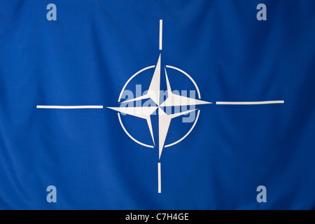 Bandera de la Organización del Tratado del Atlántico del Norte, blanco compass rose emblema en fondo azul. Foto de stock