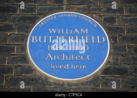 El Greater London consejo placa azul marcando una casa del arquitecto William Butterfield, Bedford Square, Londres